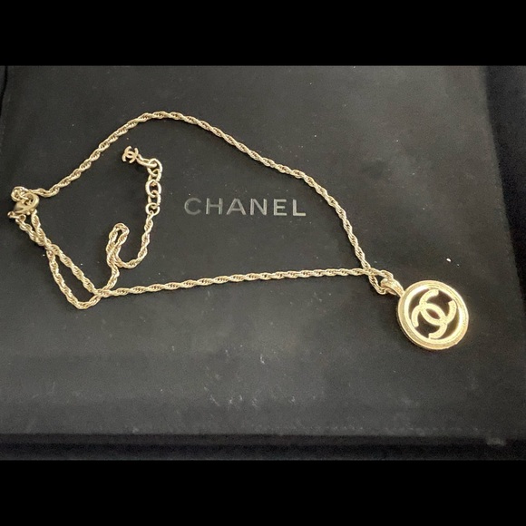 Chanel Gold Pearl Round Pendant Necklace - Picture 12 of 13